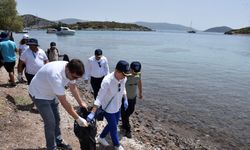 Bodrum'da tekneyle ulaşılan plajda çevre ve deniz dibi temizliği yapıldı