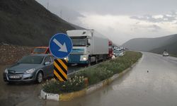 Erzincan-Sivas kara yolu heyelan nedeniyle ulaşıma kapandı