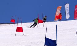 Erzurum'da baba ve anneler Palandöken'in zirvesinde kayak yaptı