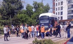 Eskişehir'de tramvayın altında kalan motosiklet sürücüsü yaralandı