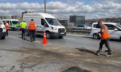 Gaziosmanpaşa'da devrilen poşet yüklü kamyonetteki 2 kişi yaralandı