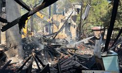 GÜNCELLEME - Antalya'da tatil amaçlı kullanılan bungalov evler yandı