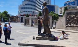 GÜNCELLEME - Kayseri'de Atatürk Anıtı'na baltayla saldıran 2 kişi gözaltına alındı