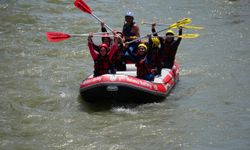 Hava sıcaklığının 30 derece ölçüldüğü Düzce'de maceraseverler rafting yaparak serinledi