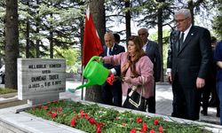 İYİ Parti Genel Başkanı Dervişoğlu, Dündar Taşer'in mezarını ziyaret etti