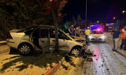 Karaman'da yoldan çıkan otomobil duvara çarptı