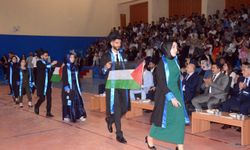 Kars'ta mezun olan öğrenciler törene Filistin'i destekleyen pankartlarla geldi