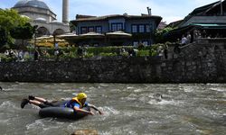 Kosova'da adrenalin tutkunları kamyon ve traktör şambrelleri ile rafting yaptı