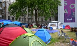 Londra'da üniversitelilerden Filistin eylemlerine katıldıkları için uzaklaştırılan arkadaşlarına destek