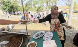 Oğlunun 25 yıl sonra "şehit" sayılması üzerine mahalleliye yemek ikram etti