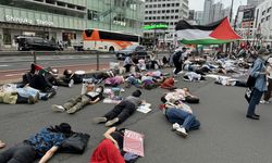 Tokyo'da Gazze'deki hastanelerde ölenleri temsilen gösteri düzenlendi