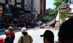 Küçükçekmece'de tahliye edilen 4 katlı bina yıkılıyor