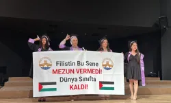 Manisa'da üniversite öğrencileri, mezuniyet töreninde Filistin'e destek pankartı açtı