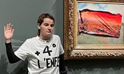 Paris'te bir iklim aktivisti Monet'in eserine zarar verdi
