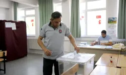 Seçimlerin yenilendiği Büyükkarıştıran'da yaşlı seçmenler yakınlarının yardımıyla oy kullandı