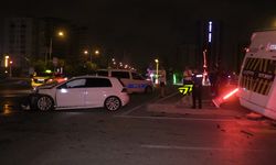 Adana'da otomobil ile minibüsün çarpıştığı kazada 2 kişi yaralandı