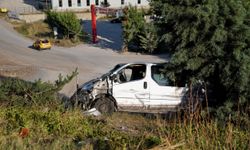 Anadolu Otoyolu'nda şarampole devrilen hafif ticari araçtaki 1 kişi öldü, 2 kişi yaralandı