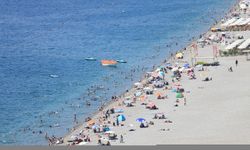 Antalya'da sıcaktan bunalanlar sahillerde yoğunluk oluşturdu