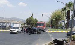 Aydın'da hafif ticari araçla otomobilin çarpışması sonucu 4 kişi yaralandı