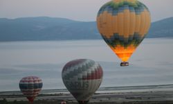 Burdur'da Salda Gölü manzaralı sıcak hava balon turizmi başlatıldı