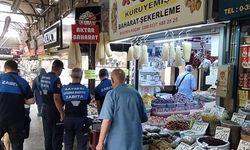 Büyükşehir ile Melikgazi Belediyesi zabıta ekipleri kaldırımlarda çalışma yaptı