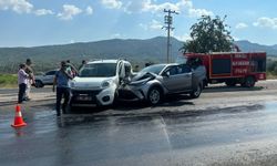 Denizli'de iki otomobilin çarpıştığı kazada 6 kişi yaralandı