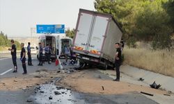 Edirne'de buğday yüklü römorka çarpan kamyonetteki 3 kişi öldü