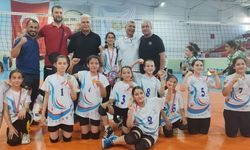 Hüyüklü kızlar voleybolda şampiyon oldu