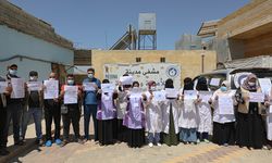 İdlib'de sağlık görevlileri, BM'nin sağlık kuruluşlarına desteği kesmesini protesto etti