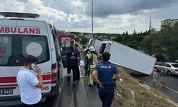 İstanbul'da kayganlaşan yolda devrilen kamyonun sürücüsü yaralandı