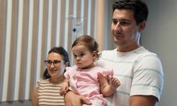 İzmir'de 14 aylık bebek anne ve babasının sesini ilk kez duydu