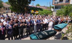 İzmir'deki patlamada hayatını kaybeden 2 kız kardeşin cenazeleri toprağa verildi