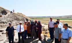 Kaymakam Aydın, höyüklerdeki kazı çalışmalarını inceledi