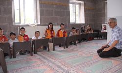 Kayseri'de Kur'an kursuna öğrencilerine forma dağıtıldı
