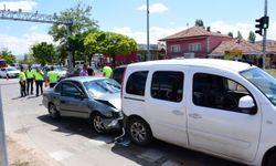 Kırıkkale'de otomobilin polis aracına çarpması sonucu 3 kişi yaralandı