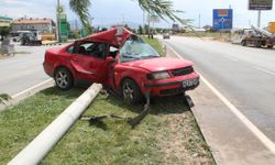 Konya'da aydınlatma direğine çarpan otomobildeki 2 kişi yaralandı