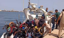 Libya'nın batı açıklarında tekneleri arızalanan 71 düzensiz göçmen kurtarıldı