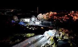 Mersin'de devrilen tırın sürücüsü hayatını kaybetti