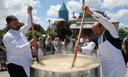 Mevlana'nın dergahında pişirilen aşure ziyaretçilere ikram edildi