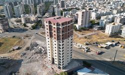 Şanlıurfa'da depremlerde ağır hasar alan 17 katlı bina kontrollü şekilde yıkıldı