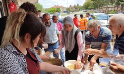 Sarıoğlan'da hayırsever Ayşe Samioğlu tarafından aşure dağıtıldı