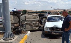 Sivas'ta çarpışan otomobillerdeki 3 kişi yaralandı