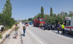Sivas'ta kamyonet ile otomobilin çarpıştığı kazada 1 kişi öldü, 5 kişi yaralandı