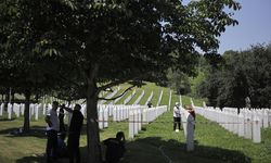 Srebrenitsa'da toprağa verilecek 14 soykırım kurbanı için mezar yerleri kazıldı