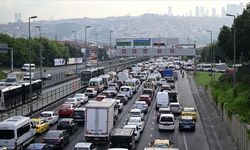 Asfalt yenileme çalışması yapılan Haliç Köprüsü'nde trafik yoğunluğu