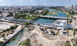 Adana'da DSİ ekiplerinin Seyhan Nehri'ndeki temizlik çalışması sürüyor