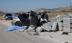 Burdur'da bordür taşına çarpan otomobildeki karı koca öldü, çocukları yaralandı