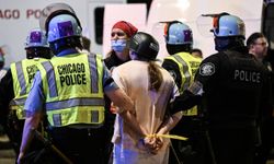 Chicago'daki İsrail konsolosluğu önünde protesto yapan Filistin destekçisi göstericilere polis müdahale etti