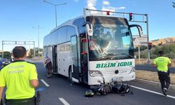 Erzincan'da yolcu otobüsü ile çarpışan motosikletteki 2 kişi ağır yaralandı