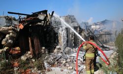 Hatay'da 2 katlı boş binada çıkan yangın söndürüldü